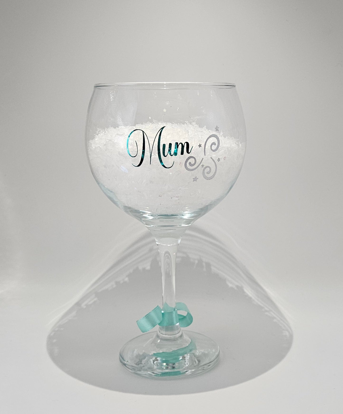 Make your Christmas celebrations sparkle with our exclusive Personalised Xmas Gin/Cocktail Glasses. Expertly designed, these glasses feature a new, elegantly flowing script font that combines both sophistication and whimsy. The font's delicate curves add a unique charm.